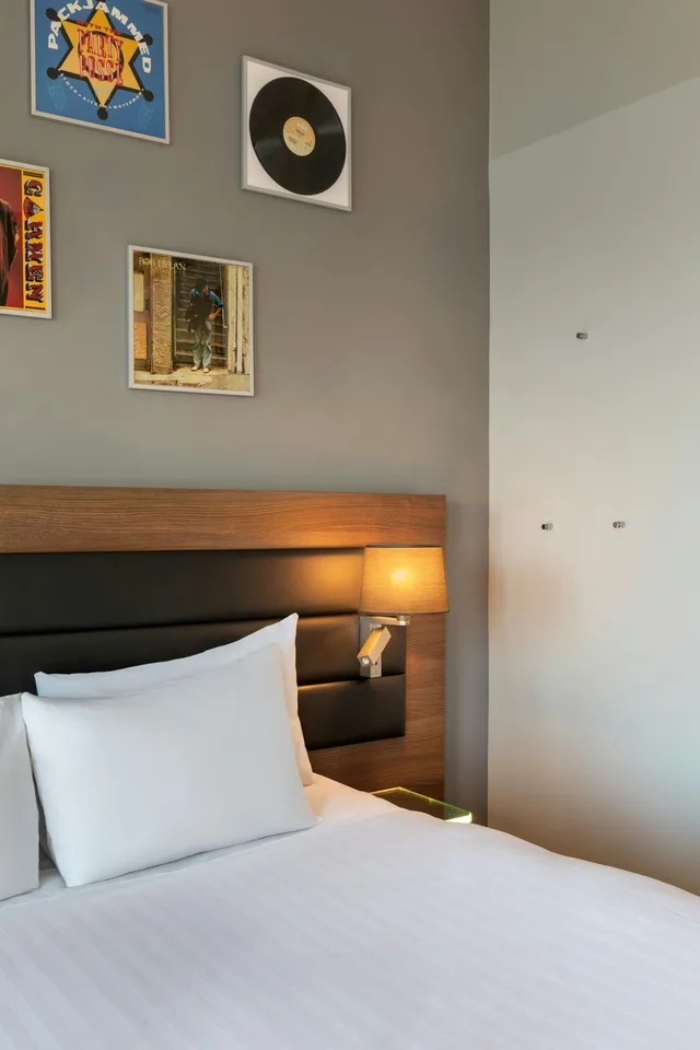 غرفة بسرير مزدوج، Moxy Amsterdam Houthavens 1/4
