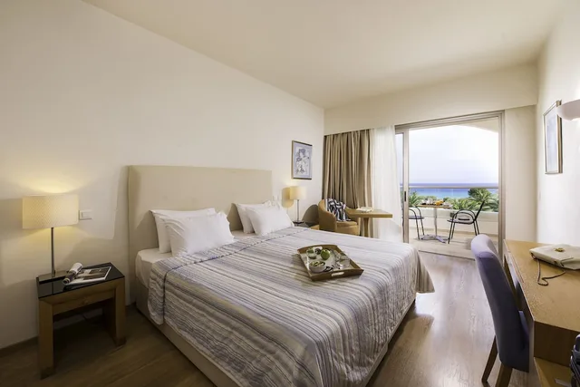 غرفة بسريرين منفصلين بإطلالة على البحر، Kassandra Palace Seaside Resort 1/9