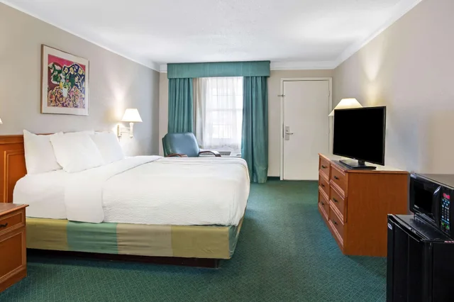 غرفة بسرير كينج، Baymont by Wyndham Fort Stockton 1/3