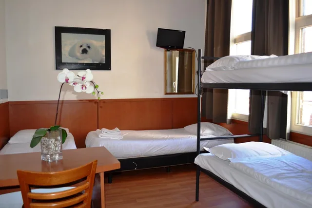 غرفة رباعية، Continental Hotel 5/10