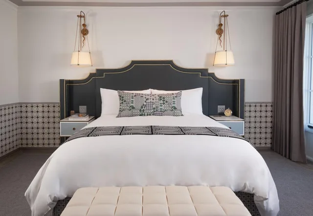 غرفة قياسية بسرير كينج، HOTEL CALIFORNIAN 1/3