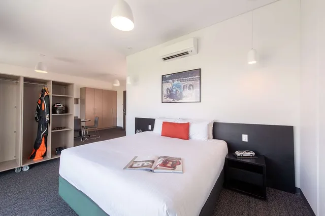 Suite, King Bed, Track View، Rydges Pit Lane Hotel 2/3