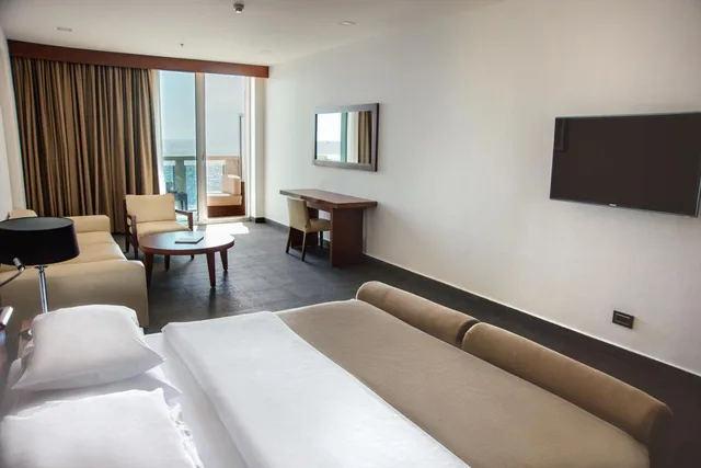 جناح تنفيذي بسرير كينج بإطلالة على البحر مع أريكة، Avala Resort and Villas 2/4