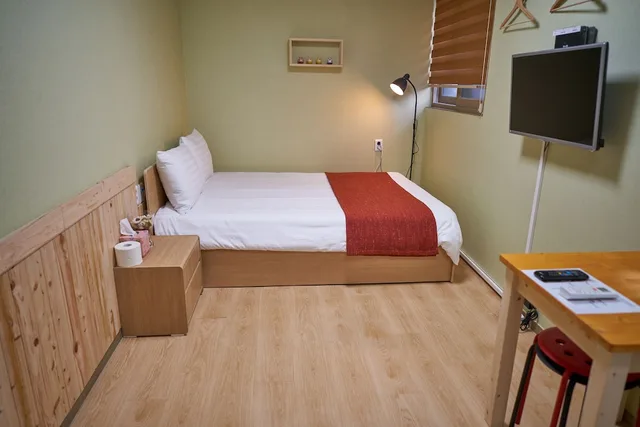 غرفة بسرير كوين، R Guesthouse 3/10