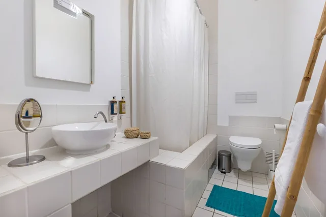 غرفة بسرير مزدوج بشرفة بحمام مشترك، The Color Hostel 4/8