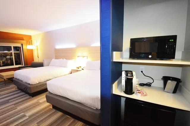 Suite, 2 Queen Beds, Sofa, Accessible, HOLIDAY INN EXPRESS & SUITES TOLEDO SOUTH - PERRYSBURG 3/3