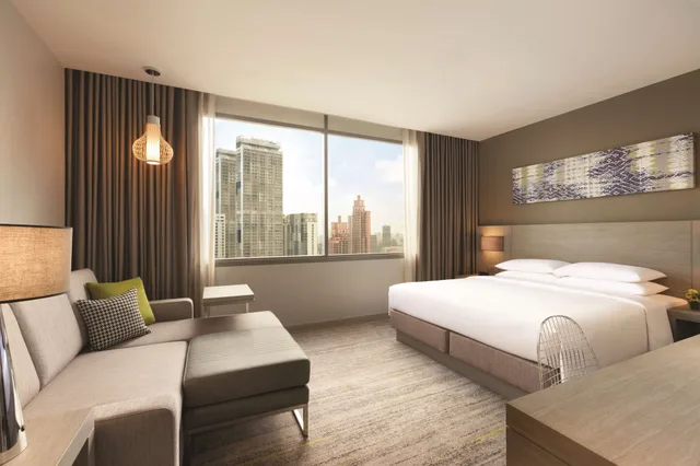 غرفة بسرير كينج بإطلالة على المدينة مع أريكة، HYATT PLACE BANGKOK SUKHUMVIT 1/8