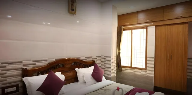 جناح بسرير كوين، Green Palace 3/3