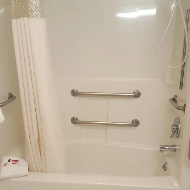 جناح استوديو تنفيذي بسرير كينج لذوي الإعاقة، Baymont by Wyndham Coeur d'Alene 6/6