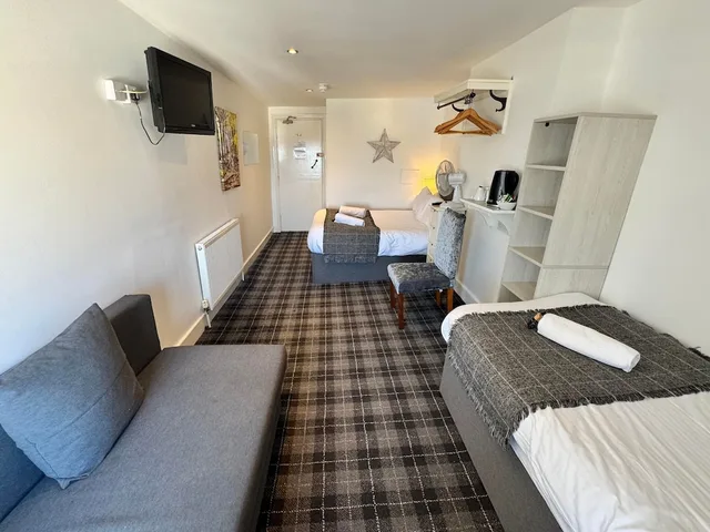 Silver, Family, 1 Double and 1 Single Bed, Sea View، The Jubilee Hotel 4/6