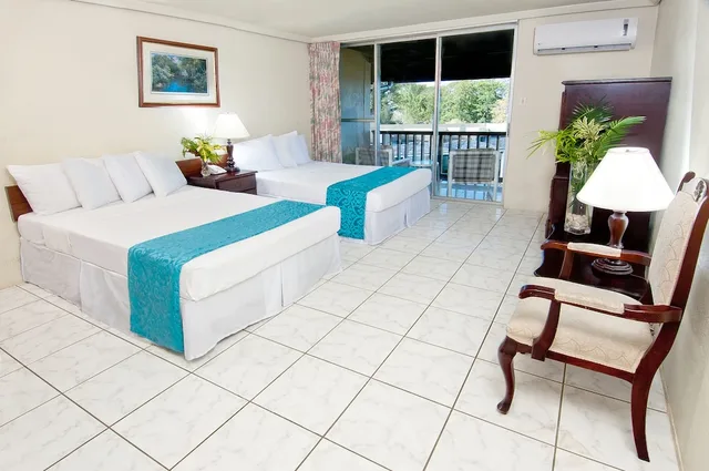 غرفة قياسية بسريرين مزدوجين بإطلالة على المسبح، MOUNT IRVINE BAY RESORT 1/2