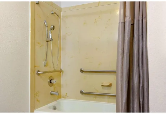 2 Full Beds - Non-Smoking, Kitchen، Studio6 Alexandria, LA 7/9