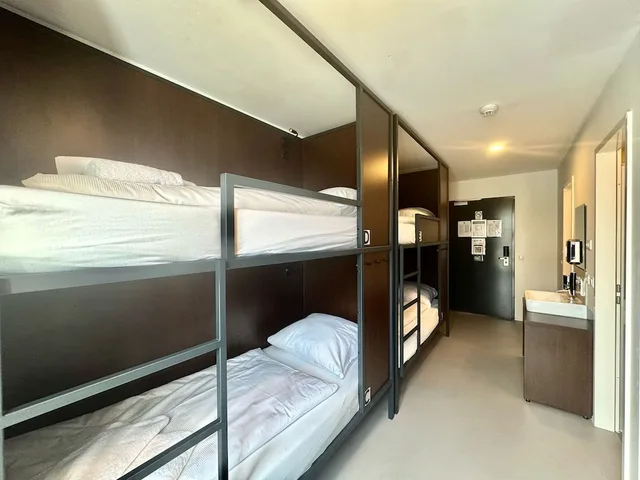 غرفة قياسية بأسرّة بطابقين بإطلالة على الفناء بشرفة، AR City Hotel Berlin 2/7