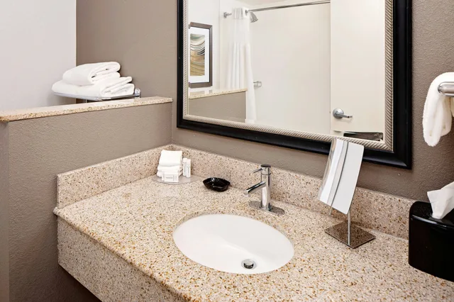 غرفة، Courtyard by Marriott West Homestead Waterfront 2/2