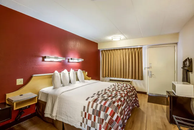 غرفة سوبيريور بسرير كينج، Red Roof Inn Detroit - Plymouth/Canton 6/9