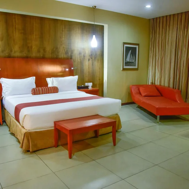 غرفة سوبيريور بسرير كينج بإطلالة على البحر، Harbour View Suites 1/10
