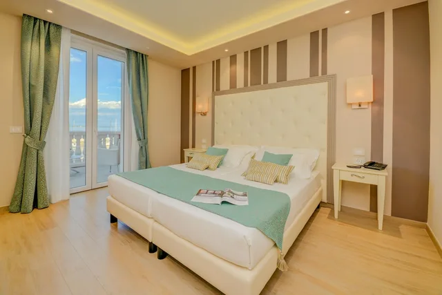 غرفة ديلوكس بسرير كوين بإطلالة على البحيرة، Villa Garuti 4/5