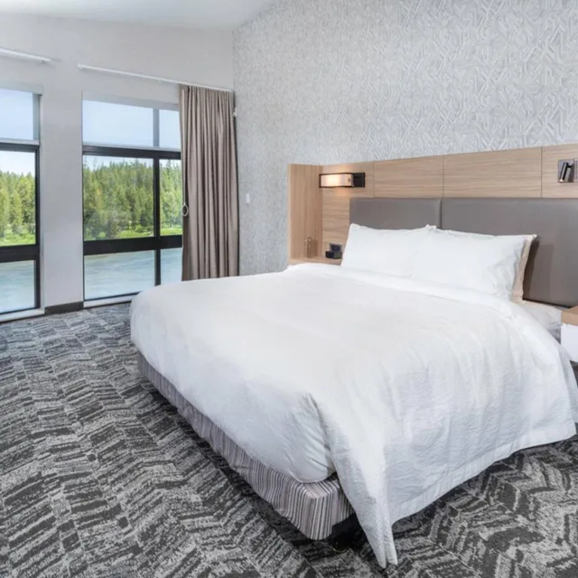 جناح بسرير كينج مع سرير سحّاب إضافي مع أريكة لذوي الإعاقة، SpringHill Suites by Marriott Island Park Yellowstone 1/5