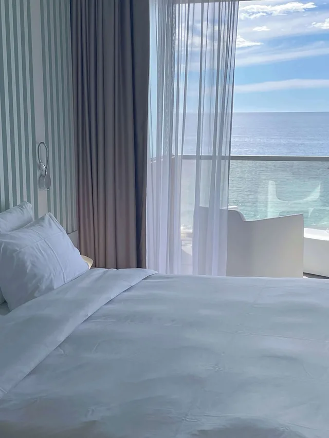 غرفة بريميوم بسرير كينج بإطلالة على البحر بشرفة، Radisson Blu Resort Spa Ajac 7/10
