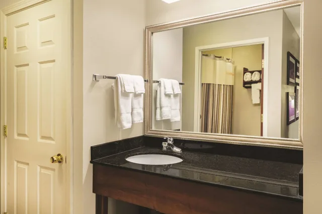 غرفة ديلوكس بسرير كينج، La Quinta Inn & Suites by Wyndham Louisville East 4/9