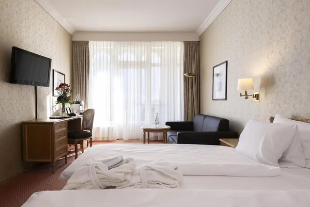 غرفة ديلوكس بسريرين منفصلين وسرير كينج بإطلالة على الجبل بشرفة مع أريكة، Grand Hotel Beau Rivage 3/8