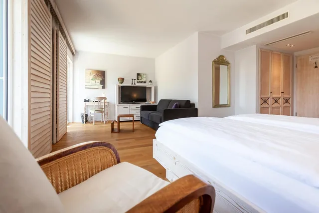 جناح جونيور، Hotel Hirschen in Freiburg-Lehen 2/4