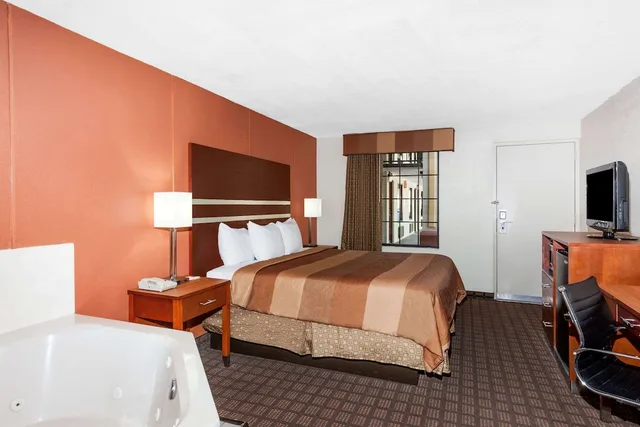 غرفة قياسية بسرير كينج بحوض جاكوزي، Days Inn By Wyndham Dalton 4/5
