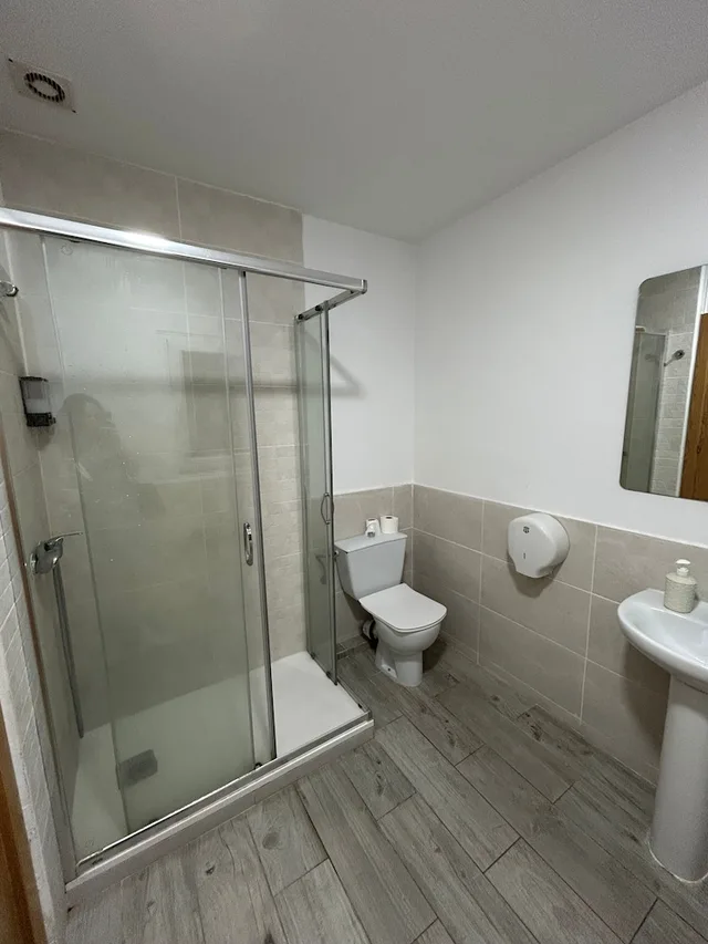 غرفة بسريرين منفصلين بحمام مشترك، Hostal Delfos 8/9
