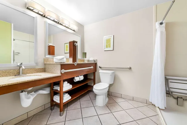Room, King Bed, Accessible, Comfort Inn At Buffalo Bill Village Resort 4/4