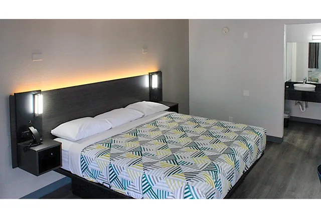 1 Full Bed - Mobility Access Tub, Nsmk، Motel6 Round Rock, TX 1/2