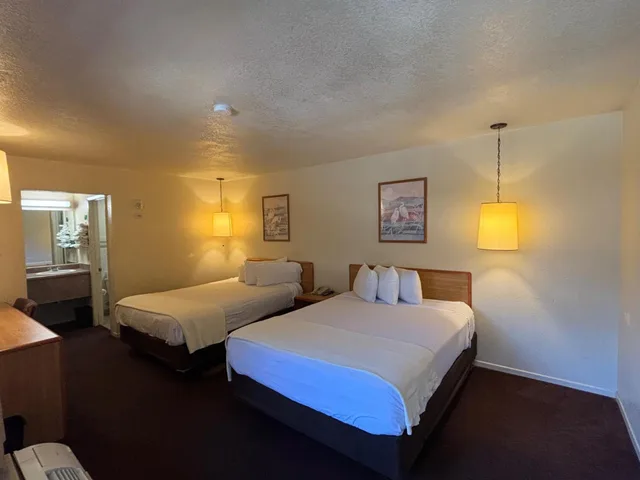Room, 2 Queen Beds, Smoking, Premier Inns Thousand Oaks 2/2
