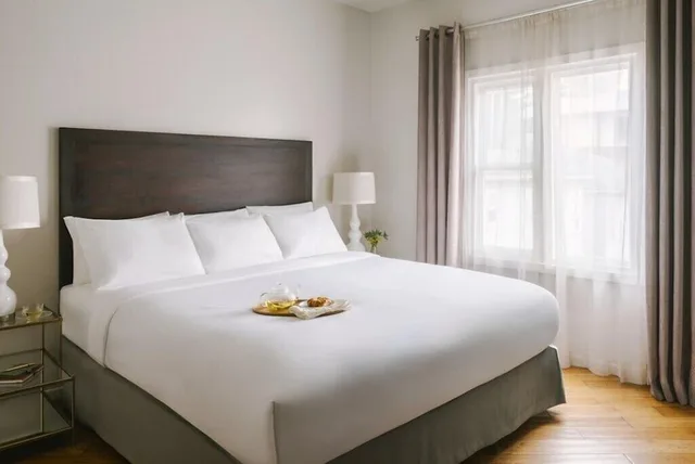 غرفة ديلوكس بسرير كينج مع أريكة، Hotel Beverly Terrace 1/1
