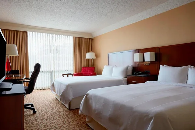 غرفة بسريرين كوين مع دخول الصالة، Stamford Marriott Hotel & Spa 1/3