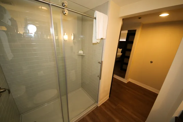 Room, King Bed, Sunset Tower، Hollywood Casino St Louis 4/4