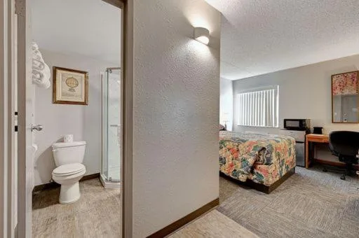 غرفة قياسية بسرير كوين، Bridger Inn Hotel Las Vegas 3/3