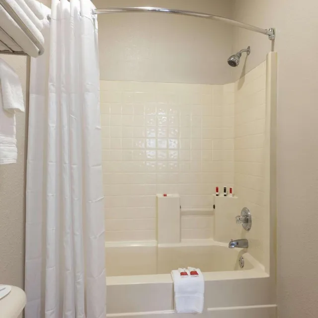 جناح بسرير كوين مع أريكة، Baymont by Wyndham Winchester 4/4