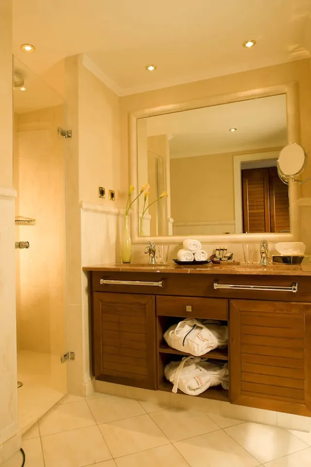 غرفة غراند بسرير مزدوج بشرفة بإطلالة جزئية على البحر، Hotel Gran Belveder 3/4