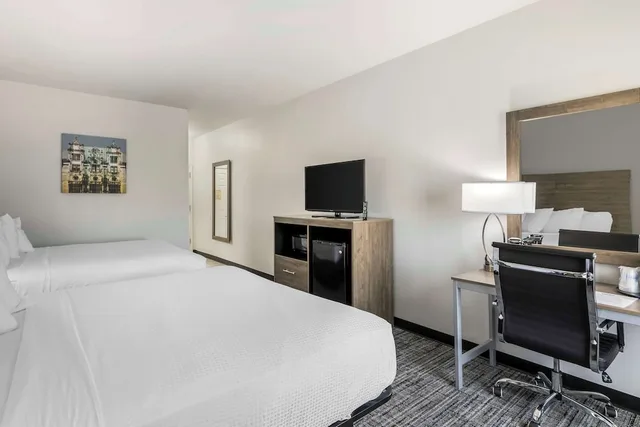 غرفة قياسية بسريرين كوين، Best Western Plus MidAmerica Hotel 1/4