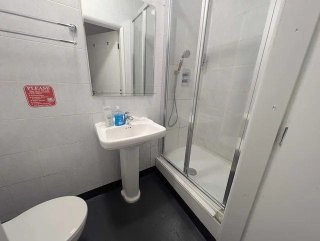 Standard, Twin Beds, London Shelton Hotel, Finsbury Park 4/4