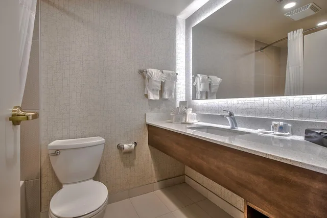 غرفة بسرير كينج وسريرين كوين، Comfort Inn and Suites South Calgary 5/5