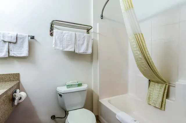 غرفة ديلوكس بسرير كوين بمطبخ صغير للمدخنين، OYO 1001536 Studio6 Bakersfield, CA 9/9