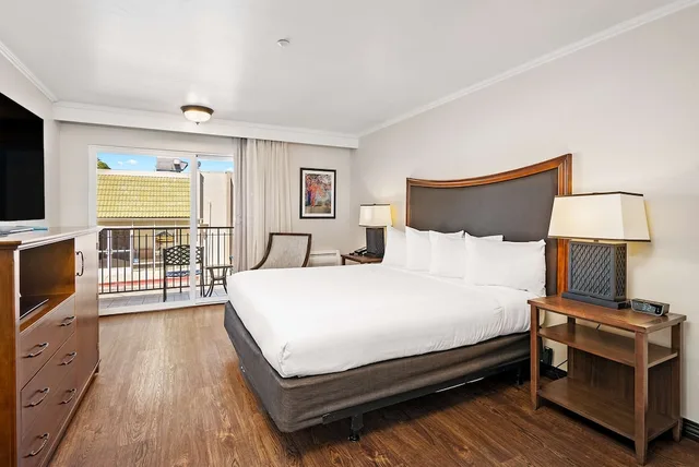 Standard, King Bed, Balcony, Best Western Plus Royal Oak Hotel 1/7
