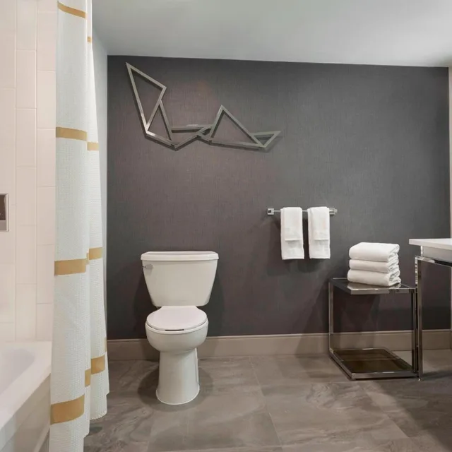 Guest Room, King Bed, Queen Bed, Toronto Marriott City Centre Ex Renaissance Toronto Hotel 5/6