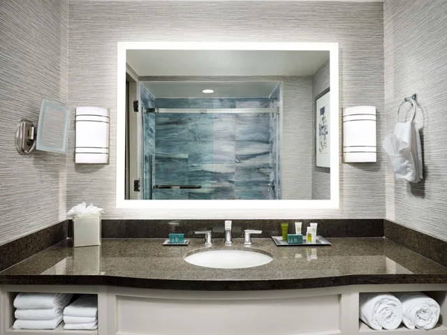 غرفة بسرير كينج بشرفة بحوض استحمام لذوي الإعاقة، Hilton Virginia Beach Oceanfront 5/7