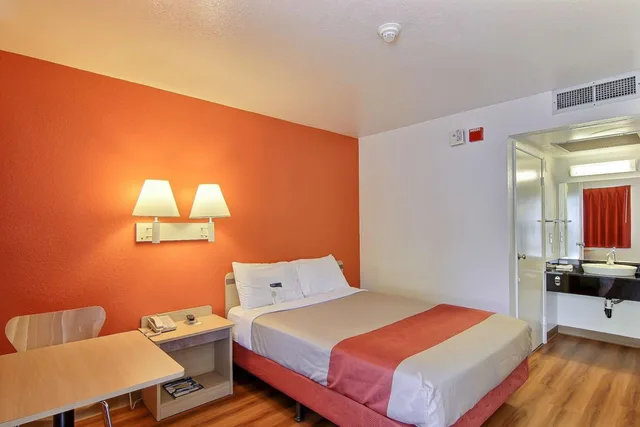 1 Queen Bed - ADA/RI Shower، Motel6 Lompoc, CA 2/10