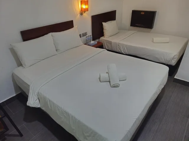 Room, Triple, 1 Double and 1 Single Bed, No Window، Tune Hotel Waterfront Kuching 1/4