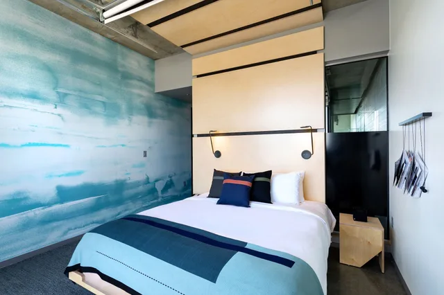 غرفة بسرير كينج لذوي الإعاقة، The Source Hotel 3/9