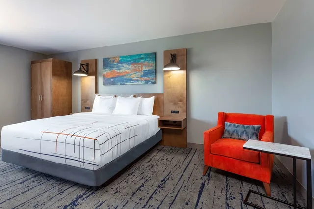 غرفة بسرير كينج بإطلالة على المسبح، La Quinta Inn Suites By Wyndham Ft Myers Sanibel Gateway 3/10