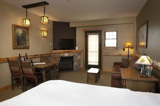 Wood, Suite, North Wing، Hope Lake Lodge Indoor Waterpark 1/1