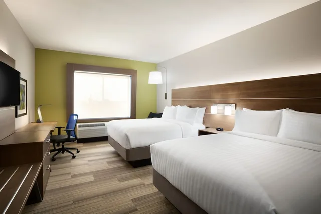 Standard, Queen Bed, Holiday Inn Express & Suites Mcallen - Medical Center Area 2/2